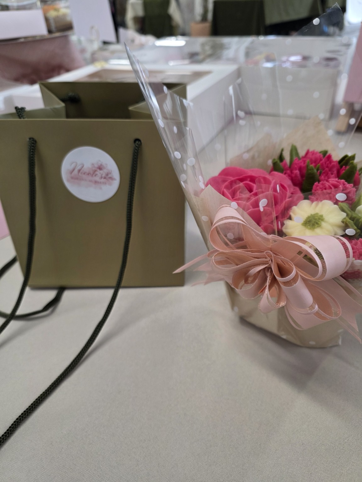 Three-cupcake floral bouquet